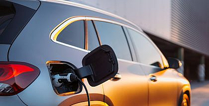 سيارة كهربائية يتم شحنها