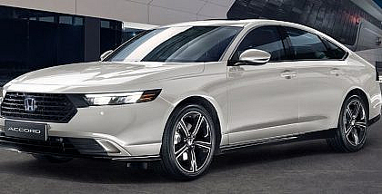 سيارة هوندا أكورد 2025 بيضاء