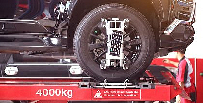 شخص يعمل ترصيص للإطارات