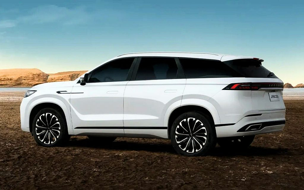 White colour 2025 JAECOO J8 crossing sandy terrain