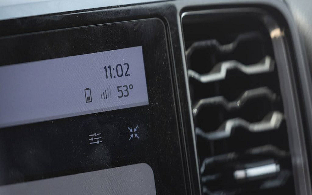 digital temperature gauge on Ford Expedition showing outside temperature in UAE