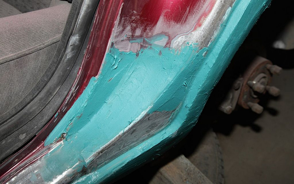Fibreglass fillers is ideal for rust repair and collision damage.