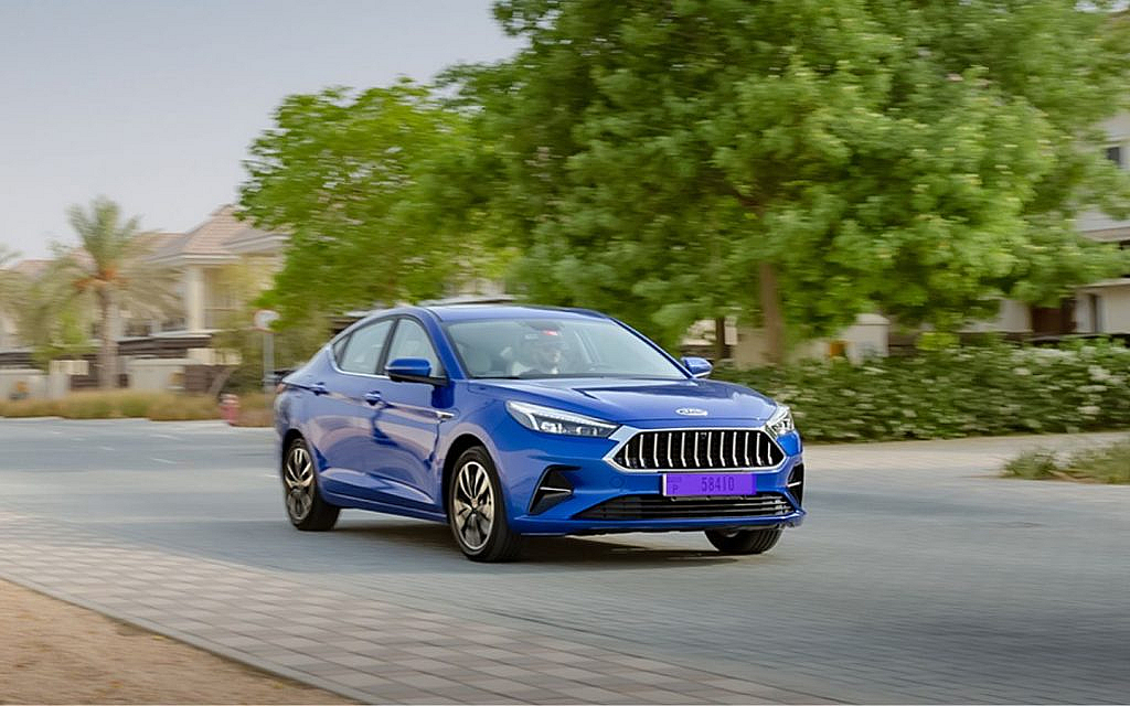 The sedan series of sporty J7 on the street