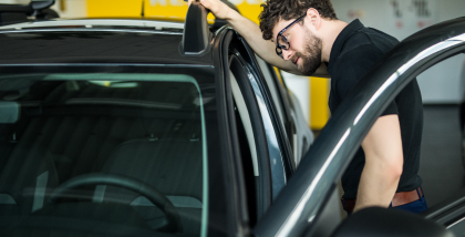 رجل يتفحص سيارة