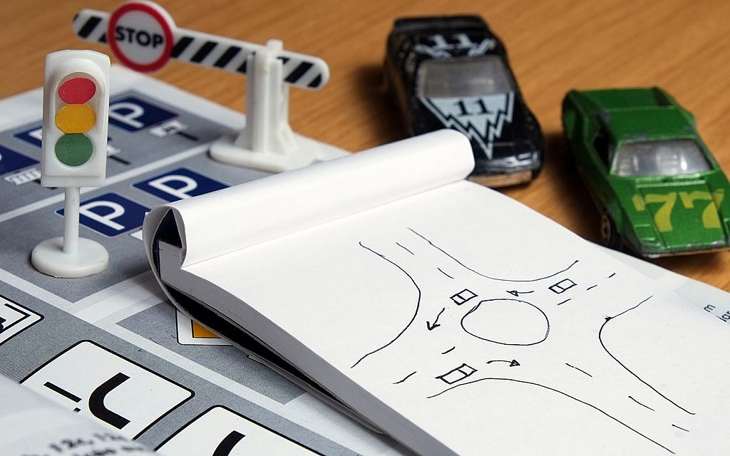 إشارات تعليم القيادة ومجسمات سيارات صغيرة