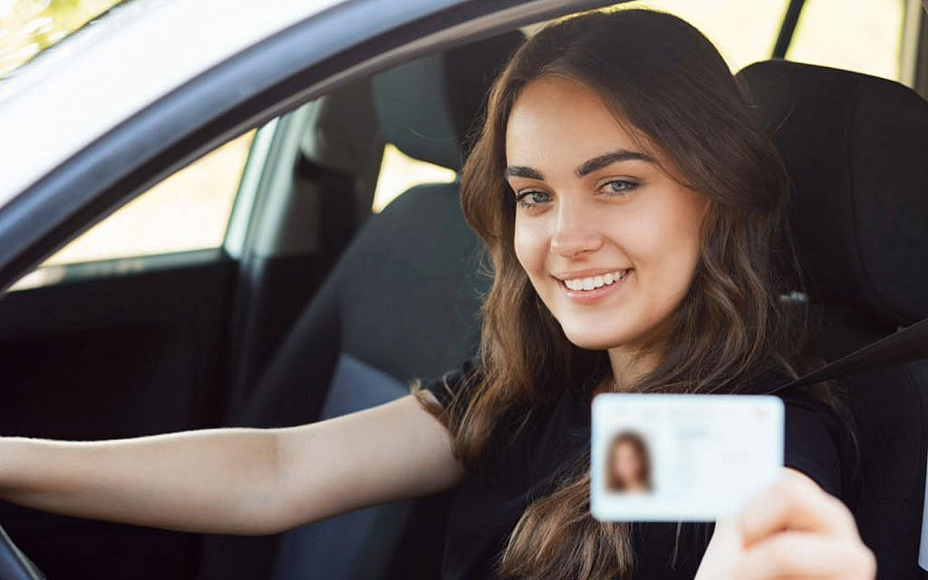 فتاة تمسك برخصة قيادة 
