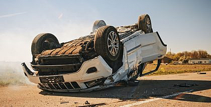 سيارة منقلبة