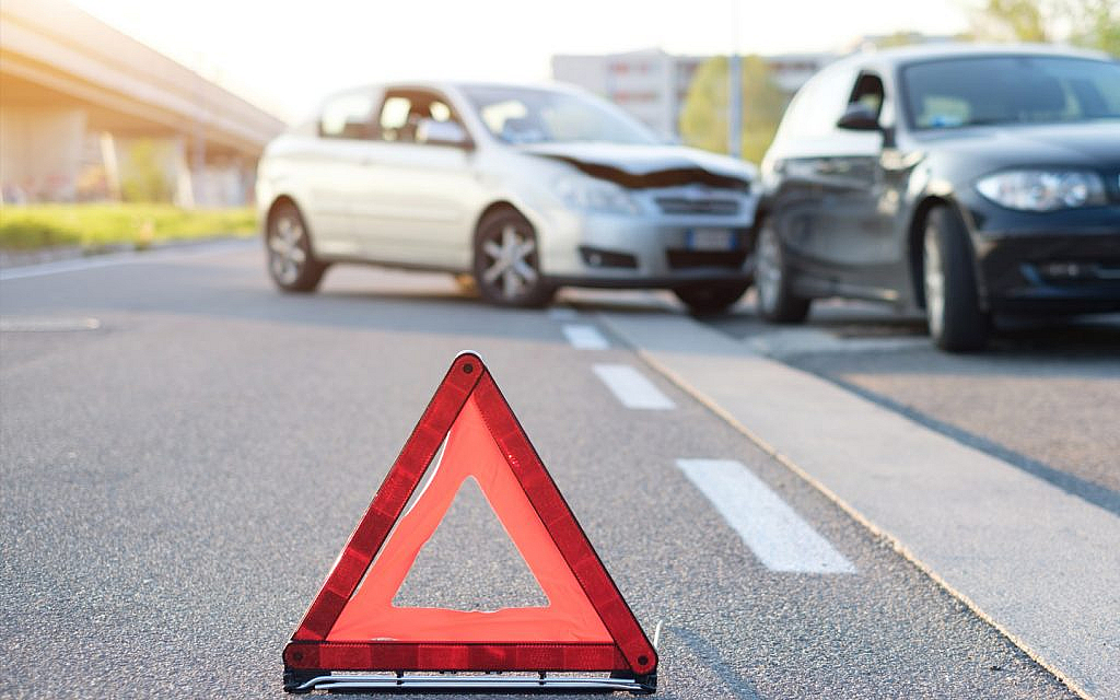 حادث مروري مع اشارة تحذيرية