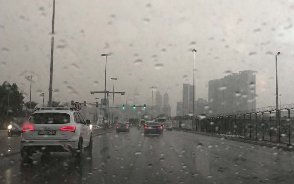 سيارة أثناء المطر