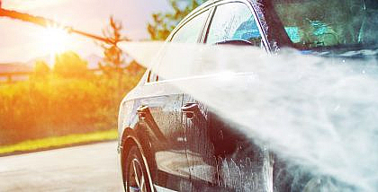 تنظيف السيارة الرياضية