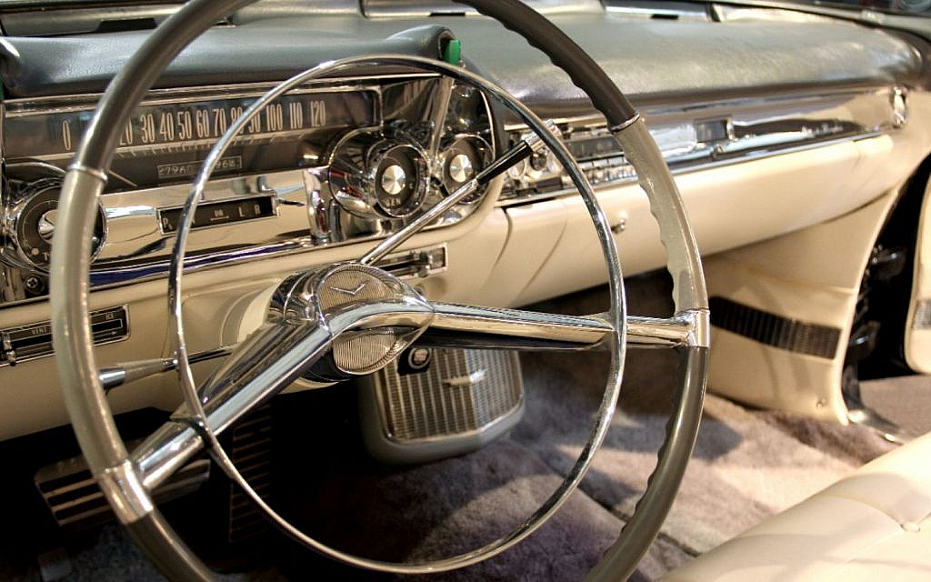 1950s interiors shifted the trend towards chrome garnishings