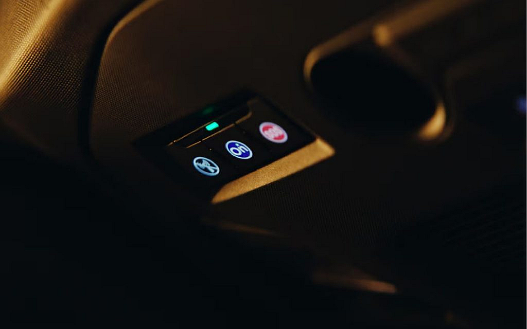 GMC Yukon button to turn on OnStar Arabia