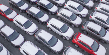 الكثير من السيارات