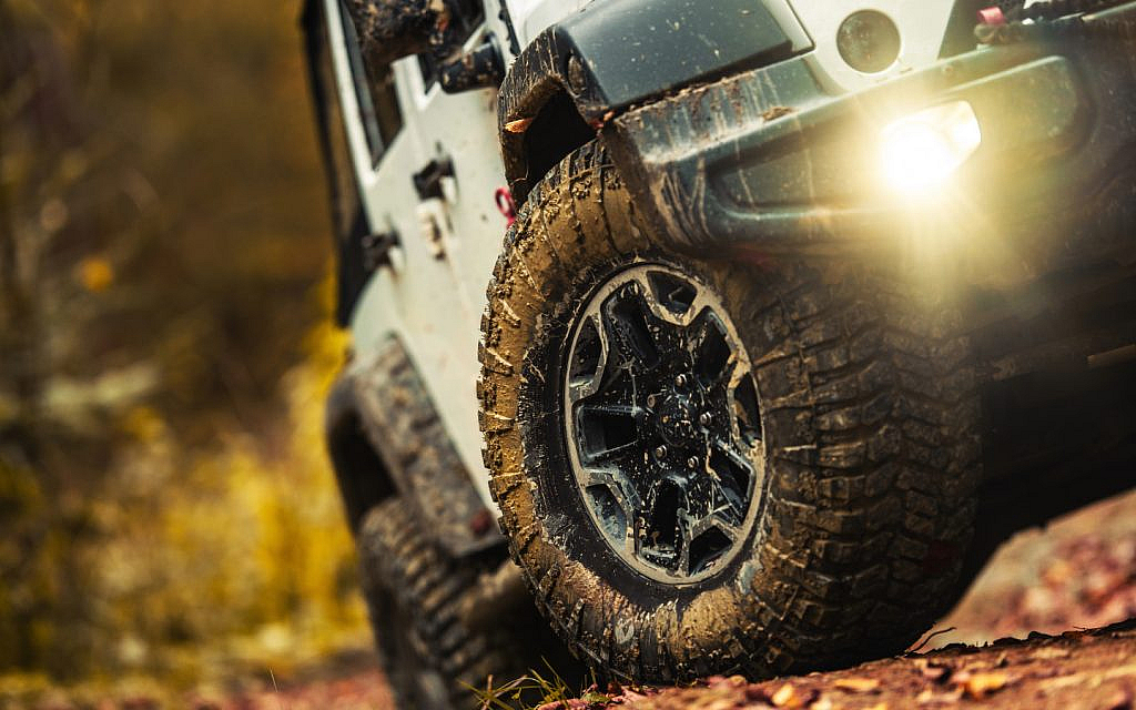 سيارة بإطارات عالية الأداء