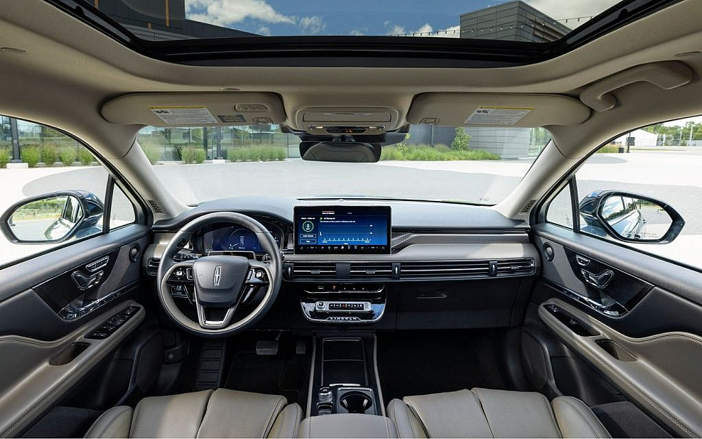 The 2025 Lincoln Corsair delivers smart tech, seamless connectivity, and premium sound.