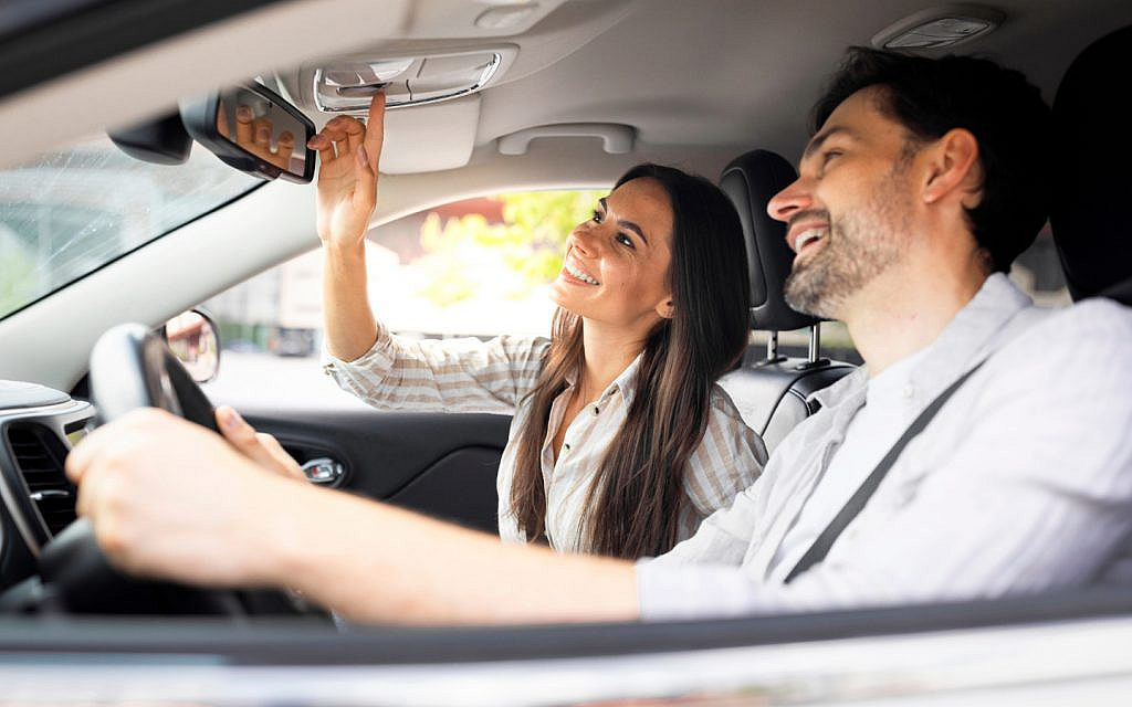 مرافقة سائق بدون أن تضع حزام أمان