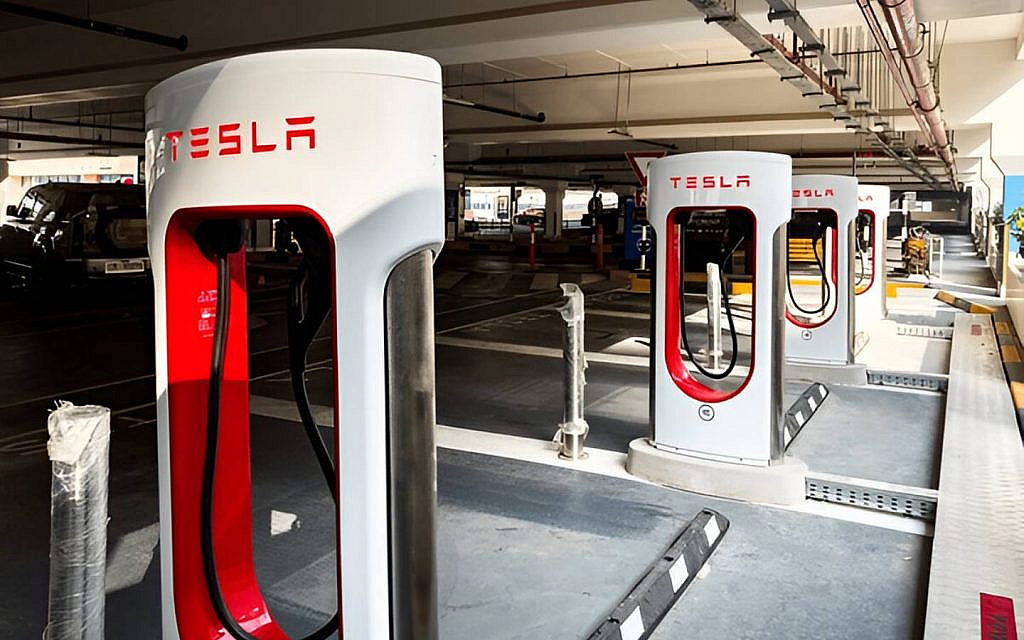 There are many tesla superchargers in the UAE