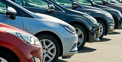 مجموعة من السيارات مصطفة بجانب بعضها البعض