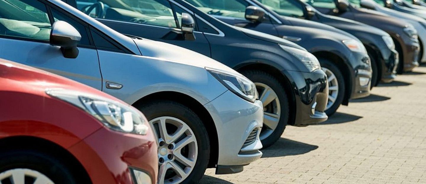 مجموعة من السيارات مصطفة بجانب بعضها البعض