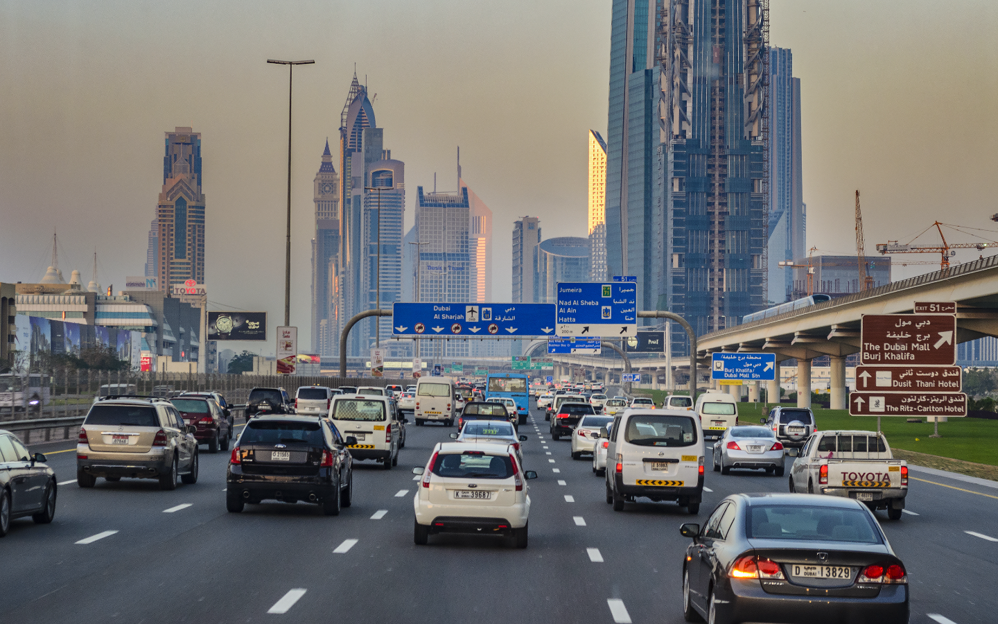 سيارات في شوارع الإمارات
