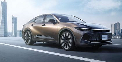 سيارة تويوتا كراون هايبرد 2026