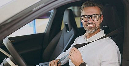 شخص جالس في السيارة