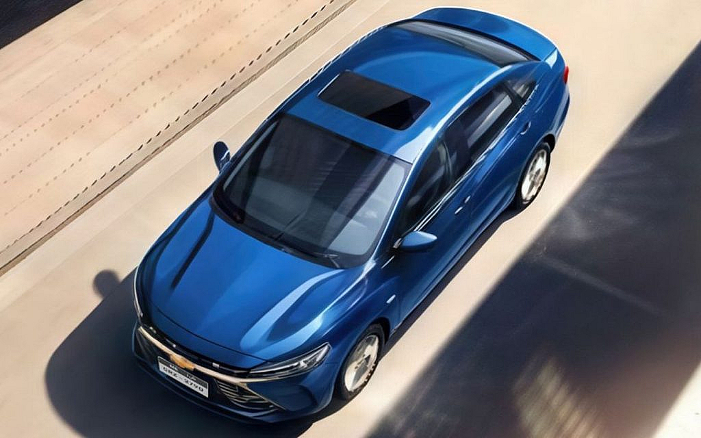 A blue Chevrolet Cruze sedan with a sunroof.