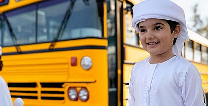 طفل أمام حافلة مدرسية