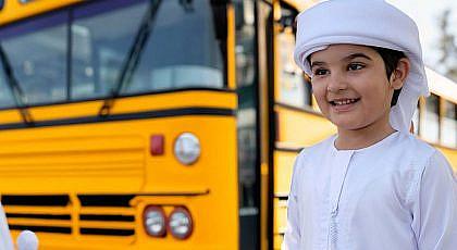 طفل أمام حافلة مدرسية
