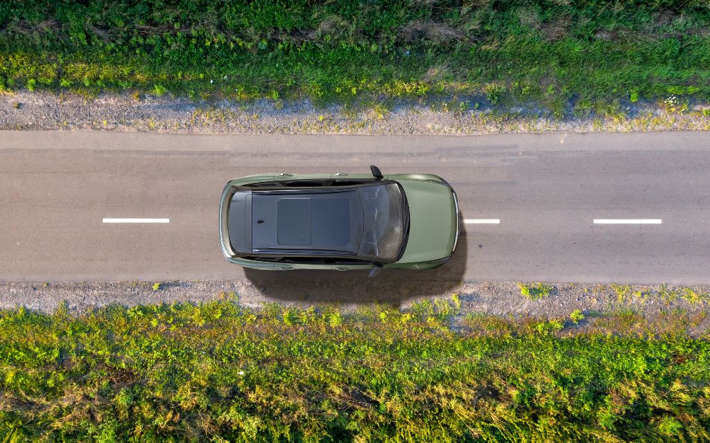 سيارة كيا سبورتاج أل 2025 خضراء في الشارع