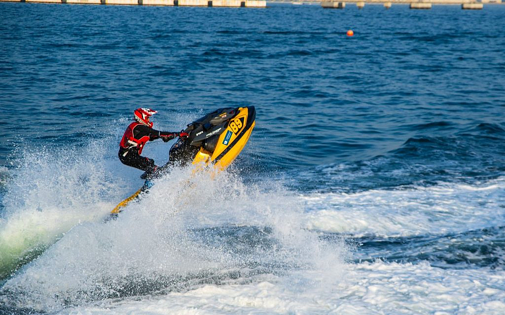 شخص على دراجة مائية
