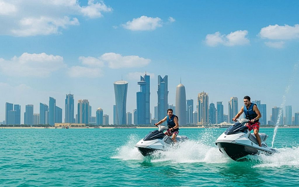 أشخاص على دراجات مائية