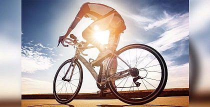 رجل يقود دراجة هوائية