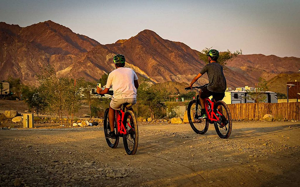 رجال يقودون دراجة هوائية