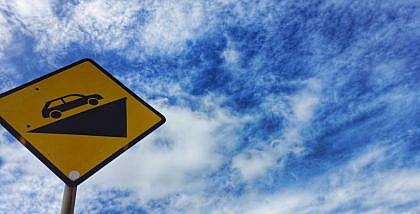 ركن السيارة على تلة