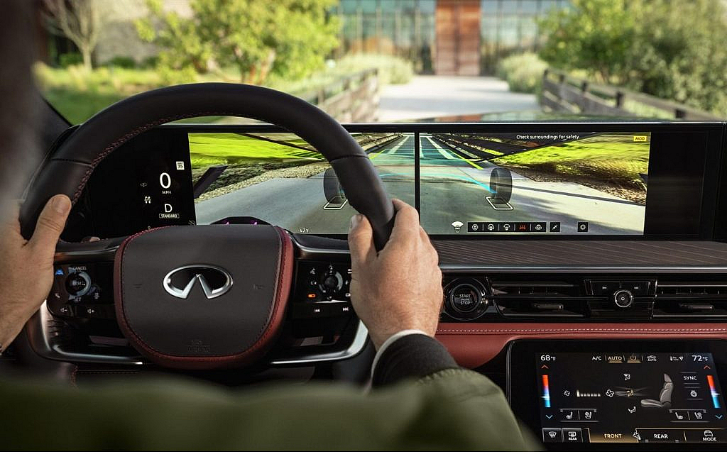 Screen of QX80 showing the working of the transparent hood feature
