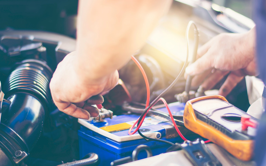 شخص يشحن سيارة