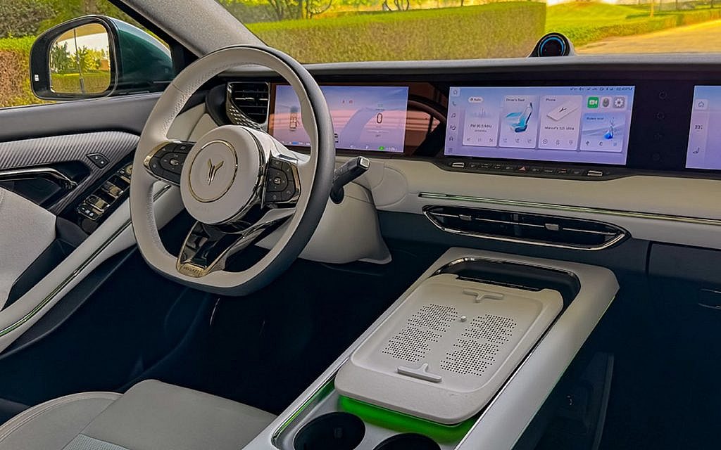 سيارة فويا فري من الداخل