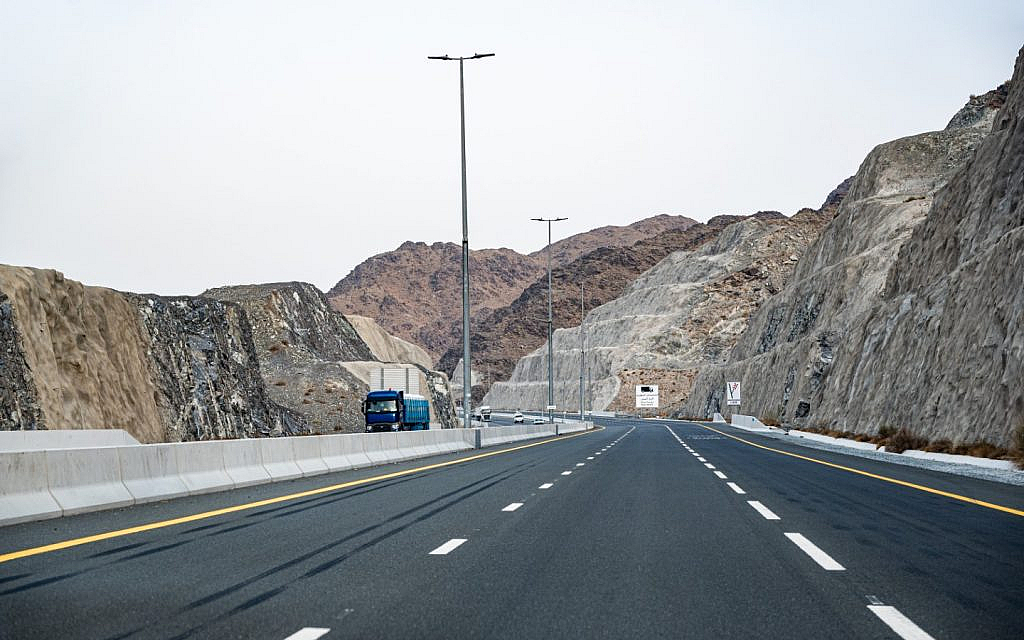 شارع بين جبال صخرية