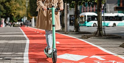 سيدة تقود سكوتراً كهربائياً