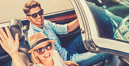 رجل وسيدة يركبان سيارة كشف