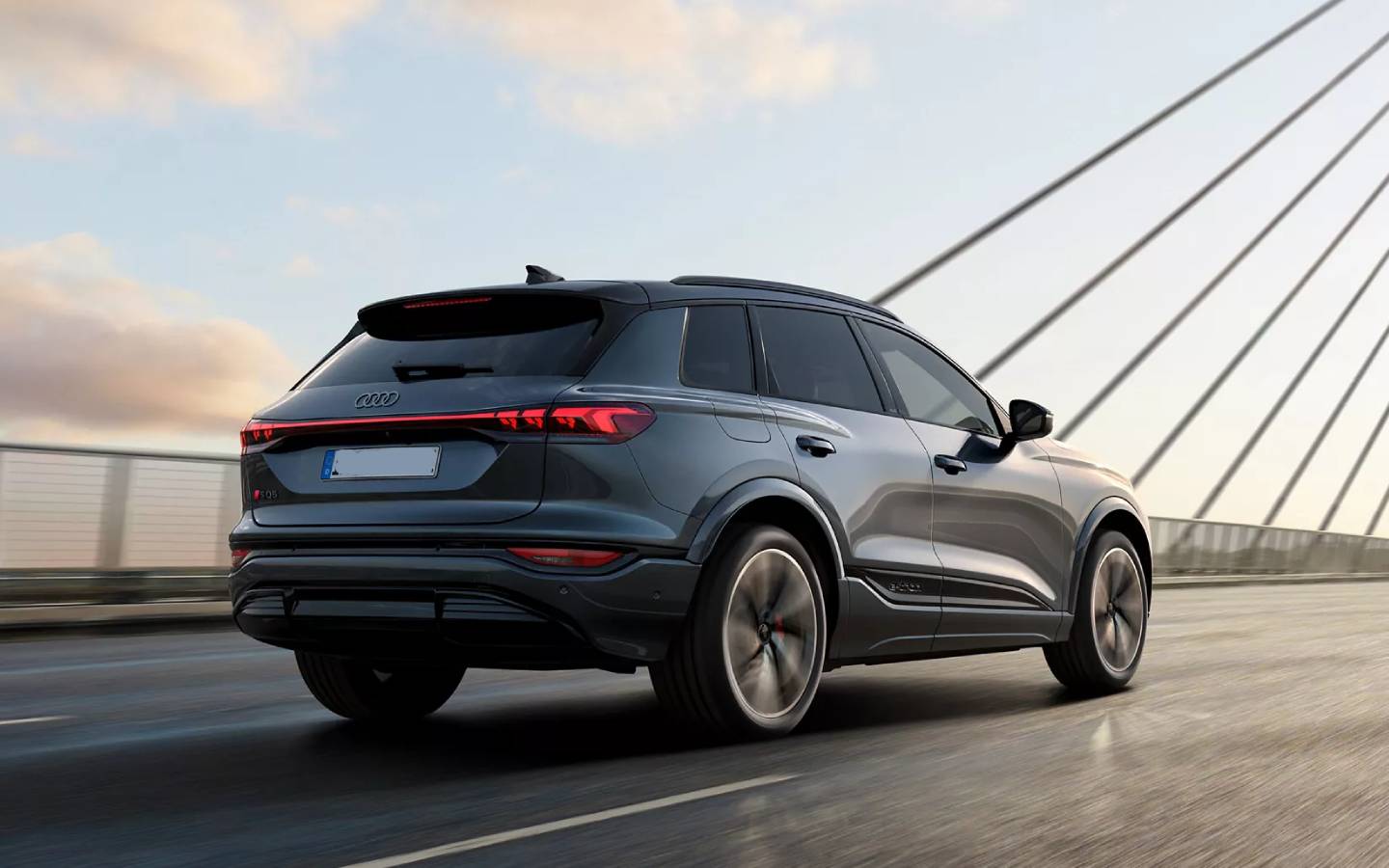 SQ6 e-tron سيارة