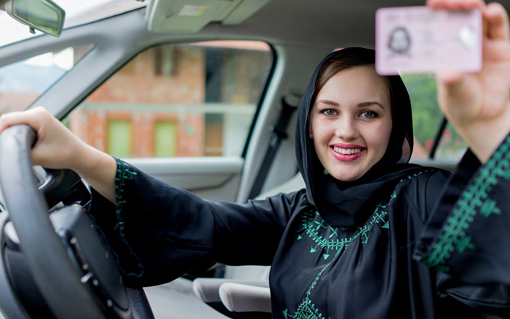 سائقة تمسك برخصة قيادة