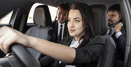 سيدة تقود مركبة