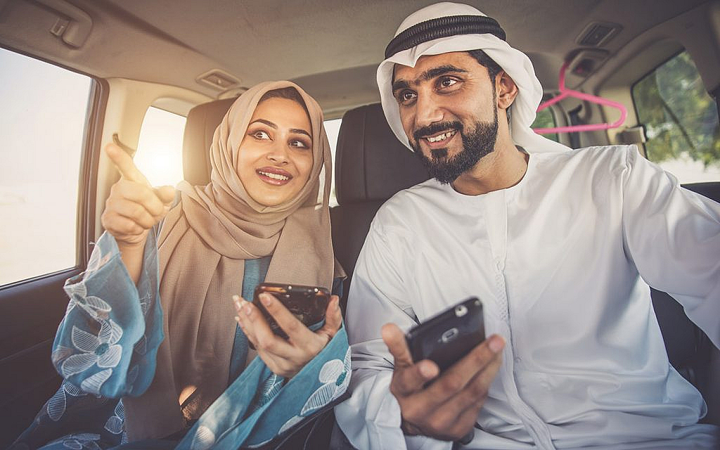 رجل وأمرأة في سيارة أجرة