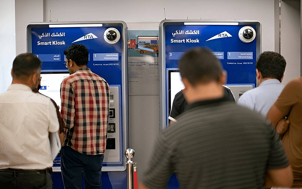 أشخاص أمام أكشاك سالك