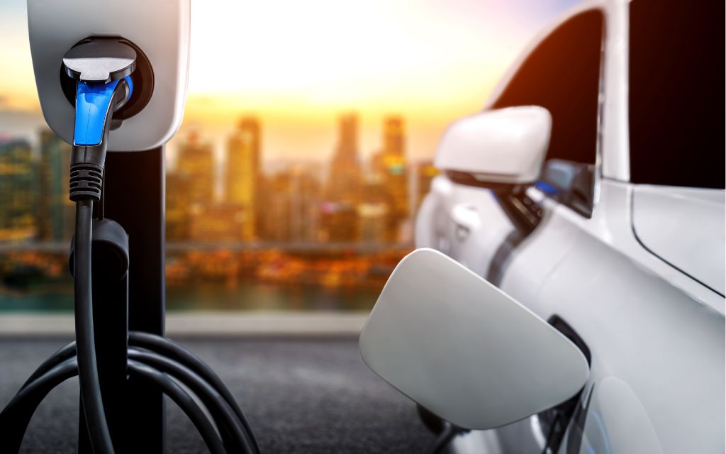 سيارة كهربائية يتم شحنها