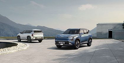 سيارة كيا EV5 إصدار 2025 واحدة زرقاء وأخرى وبيضاء