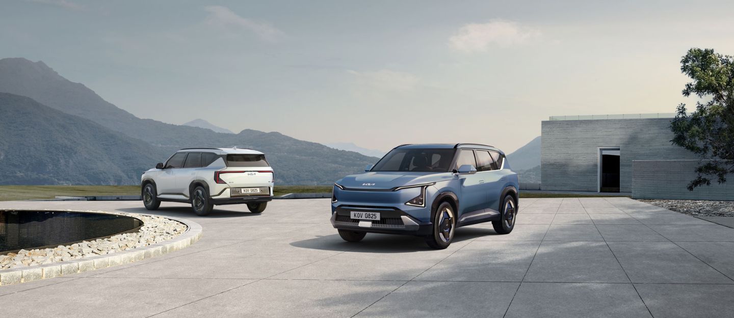 سيارة كيا EV5 إصدار 2025 واحدة زرقاء وأخرى وبيضاء