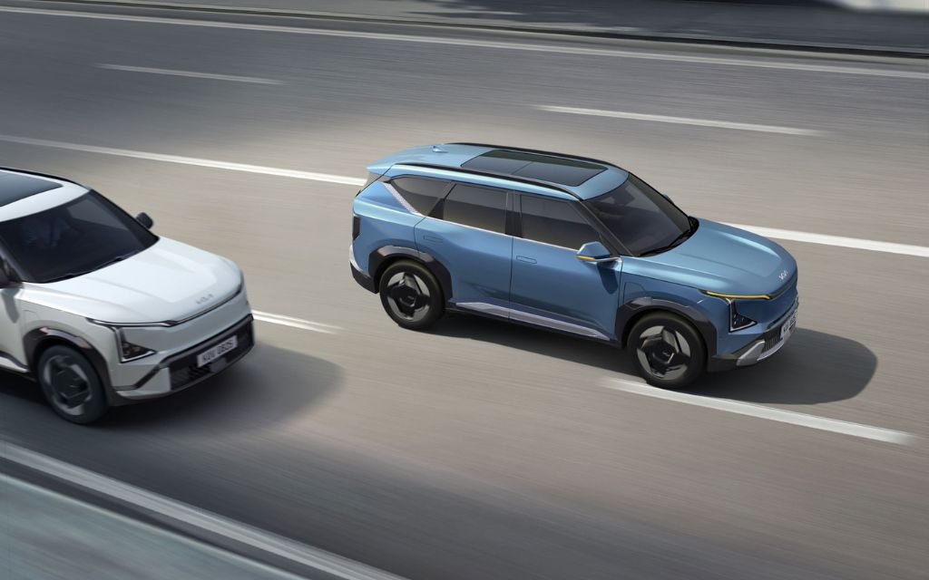 سيارة كيا EV5 إصدار 2025 واحدة زرقاء وأخرى بيضاء